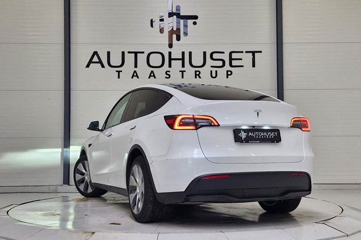 Hvid Tesla Model Y fra 2022