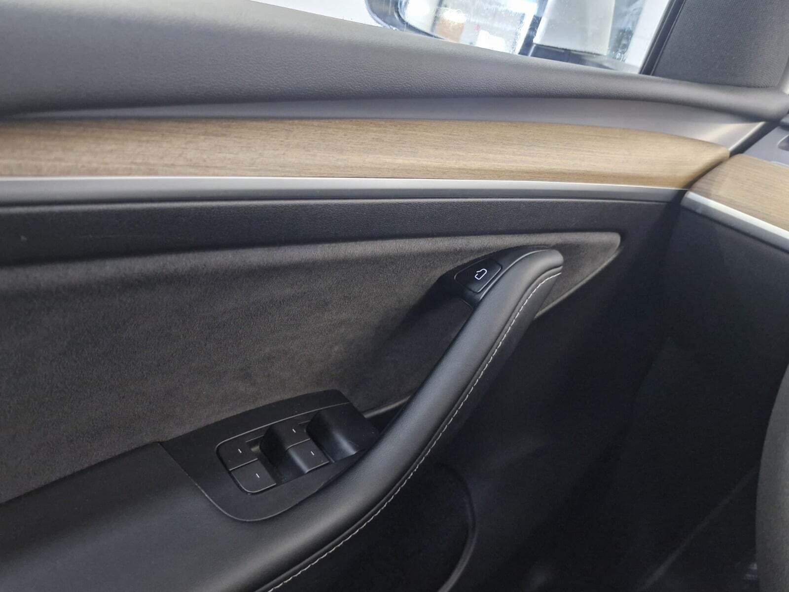 Hvid Tesla Model Y fra 2022