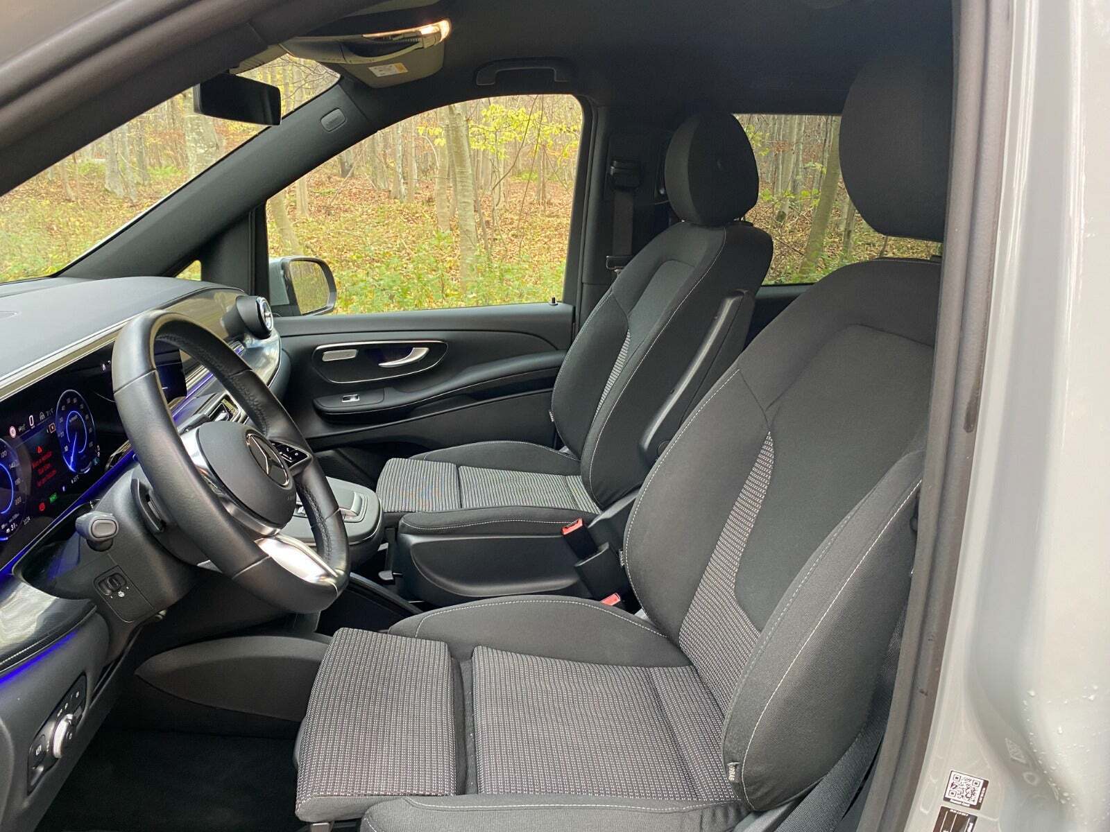 Grå Mercedes EQV300 fra 2024