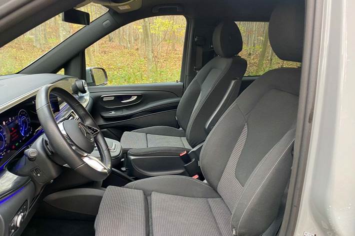 Grå Mercedes EQV300 fra 2024