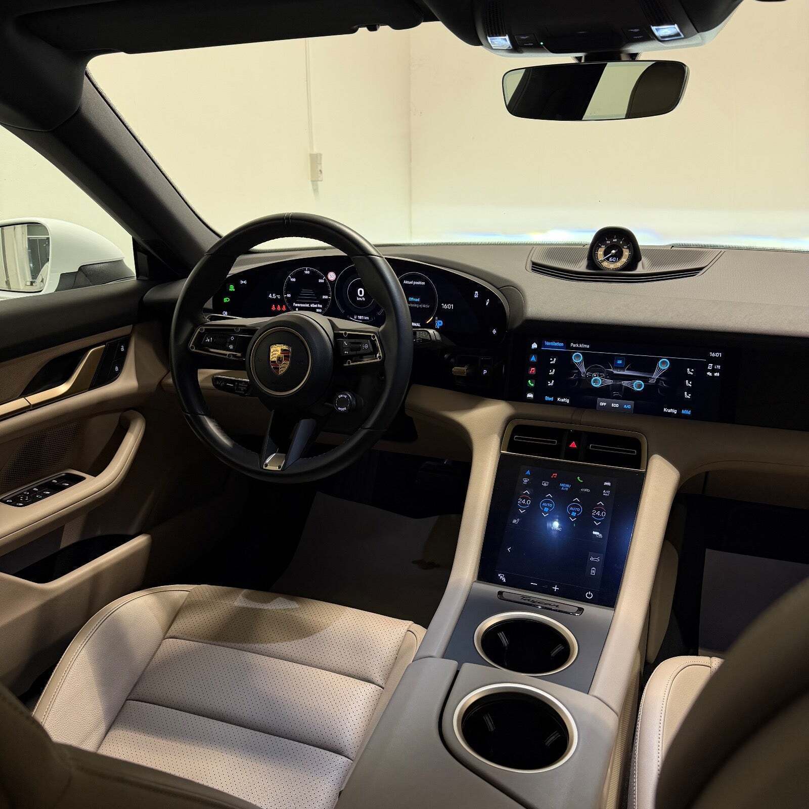 Hvid Porsche Taycan fra 2023