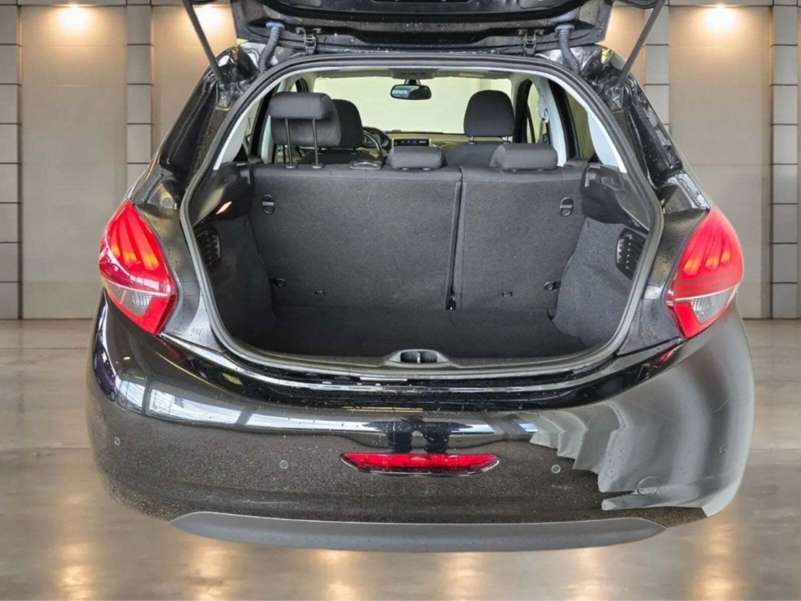 Sort Peugeot 208 fra 2020