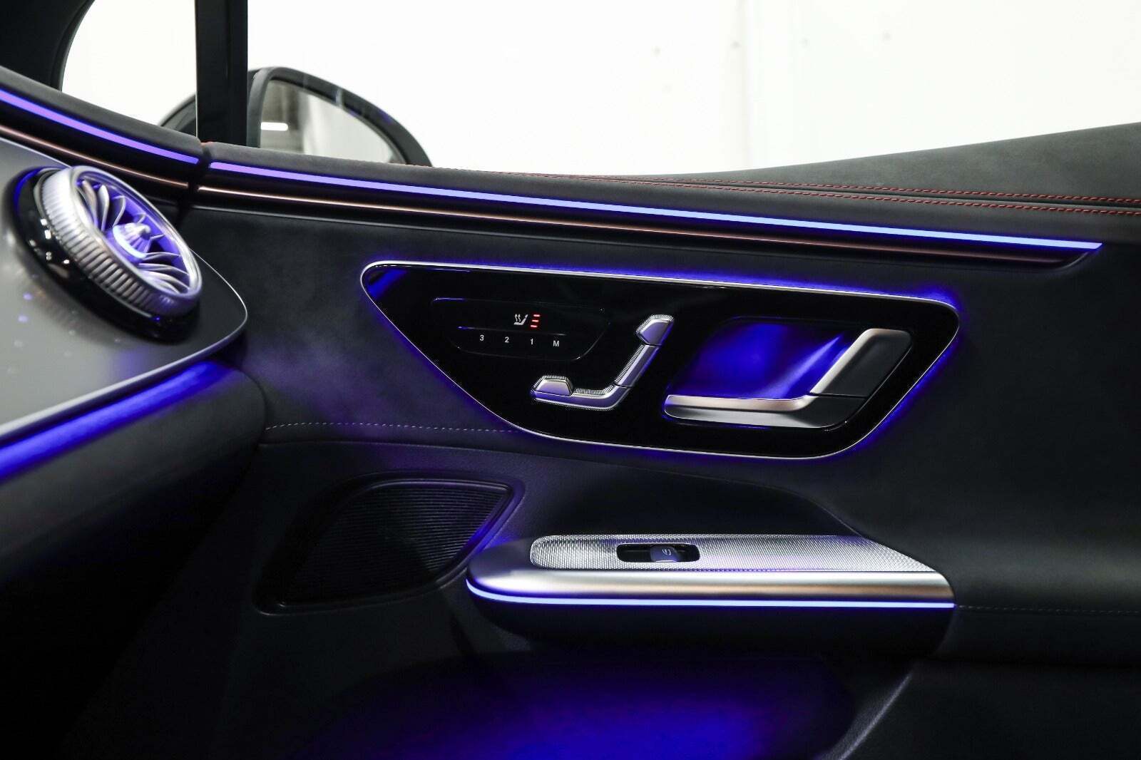 Hvid Mercedes EQE350 fra 2024