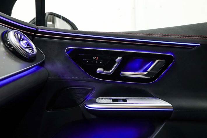 Hvid Mercedes EQE350 fra 2024