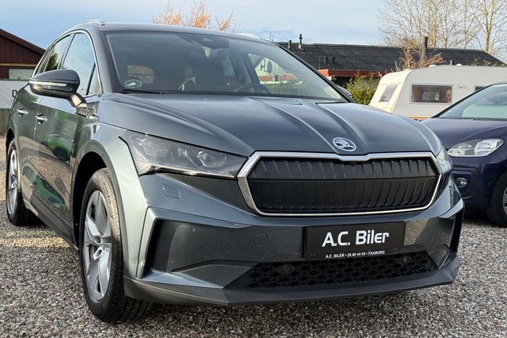Sort Skoda Enyaq fra 2021 set udefra
