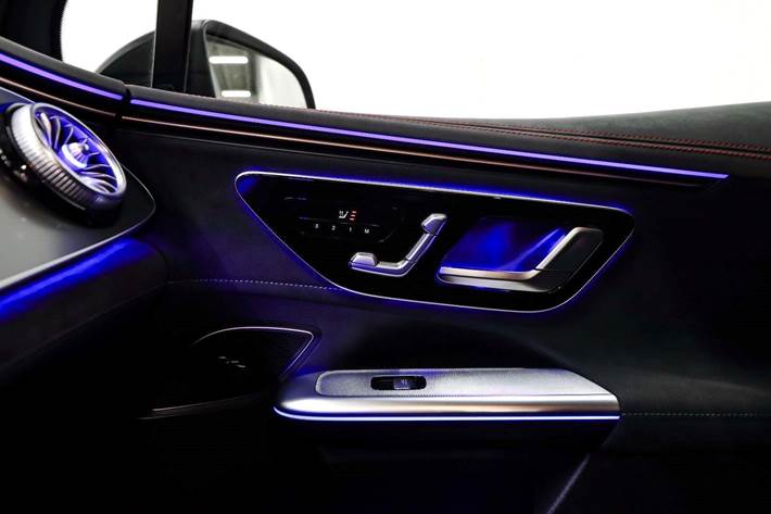 Grå Mercedes EQE350 SUV fra 2024