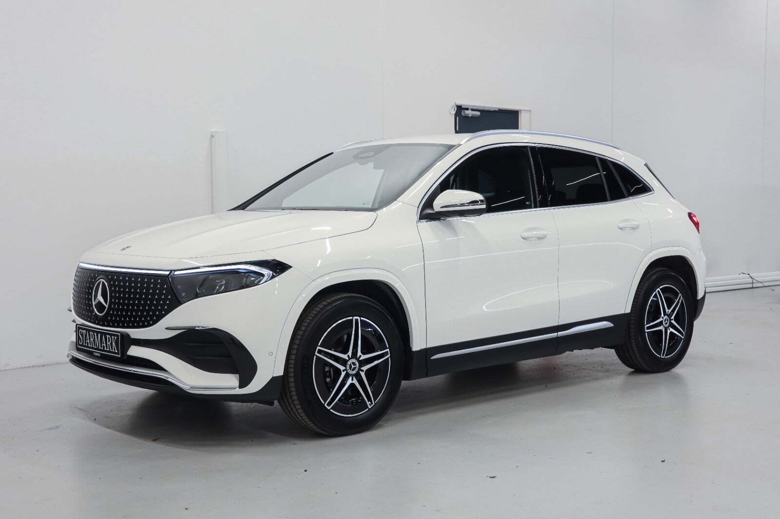 Hvid Mercedes EQA250+ fra 2025 set udefra
