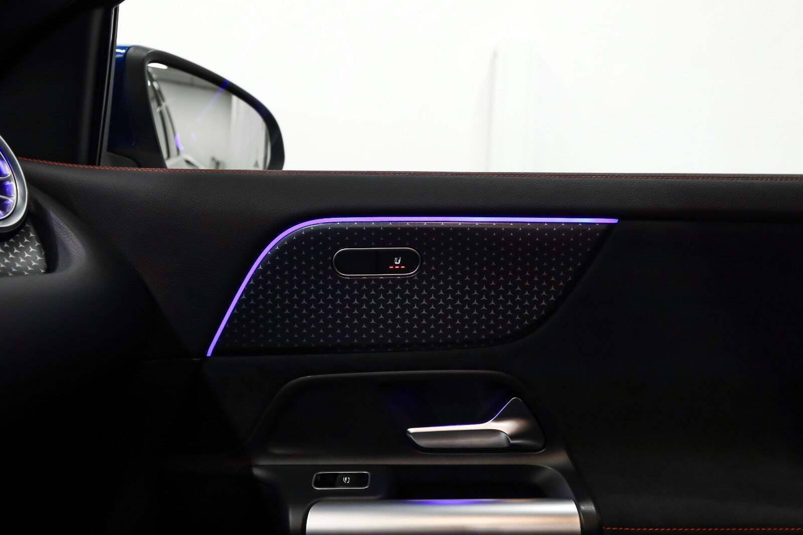 Blå Mercedes EQA250+ fra 2024