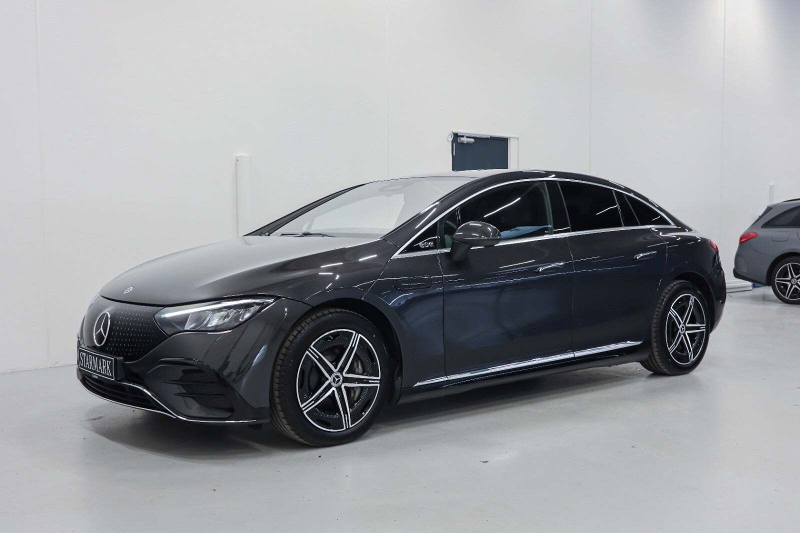 Grå Mercedes EQE350+ fra 2025
