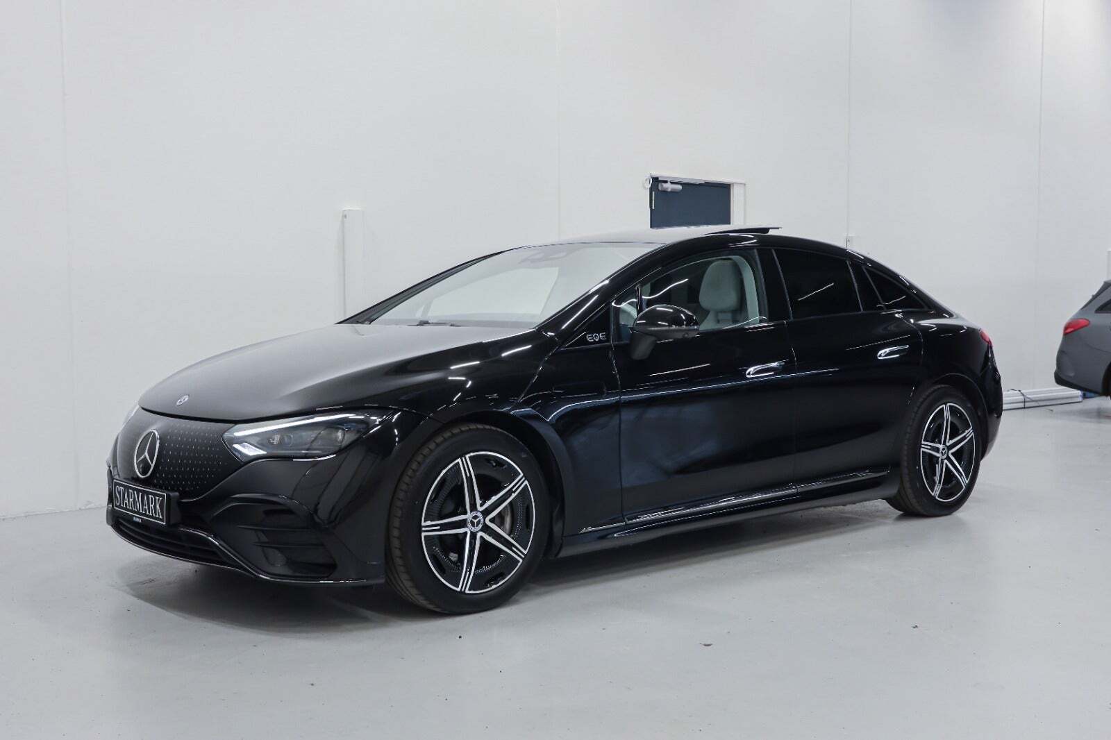 Sort Mercedes EQE350 fra 2024 set udefra