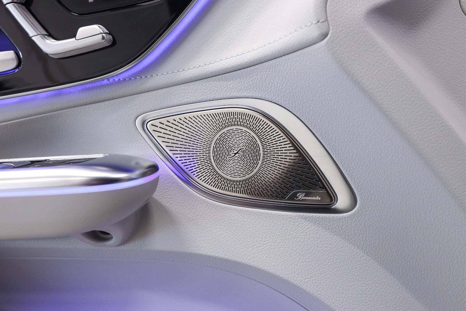 Sort Mercedes EQE350 fra 2024