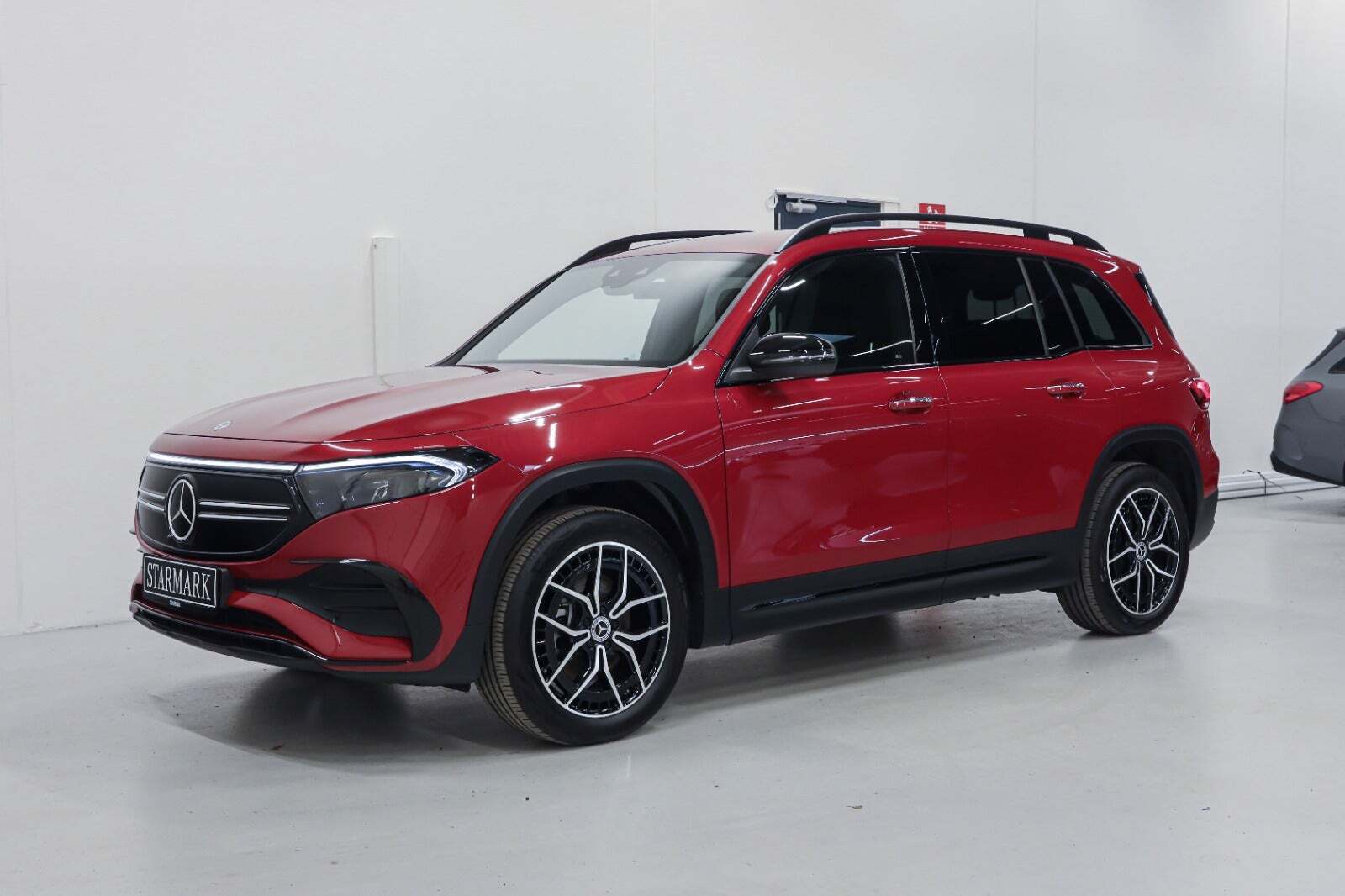 Rød Mercedes EQB300 fra 2023