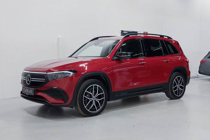 Rød Mercedes EQB300 fra 2024
