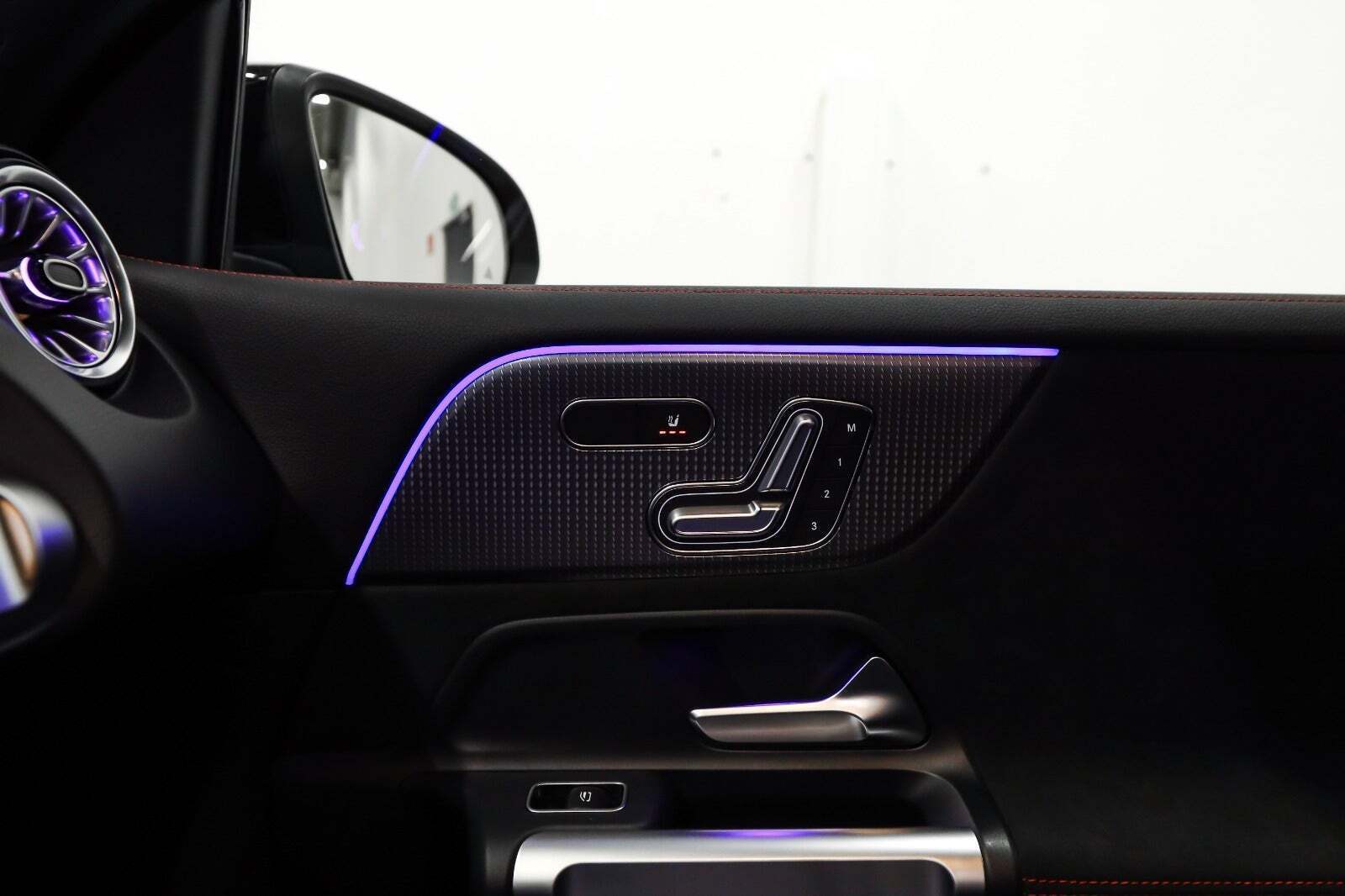 Rød Mercedes EQB300 fra 2023