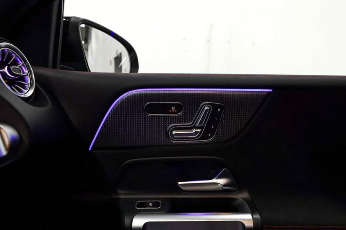 Rød Mercedes EQB300 fra 2024