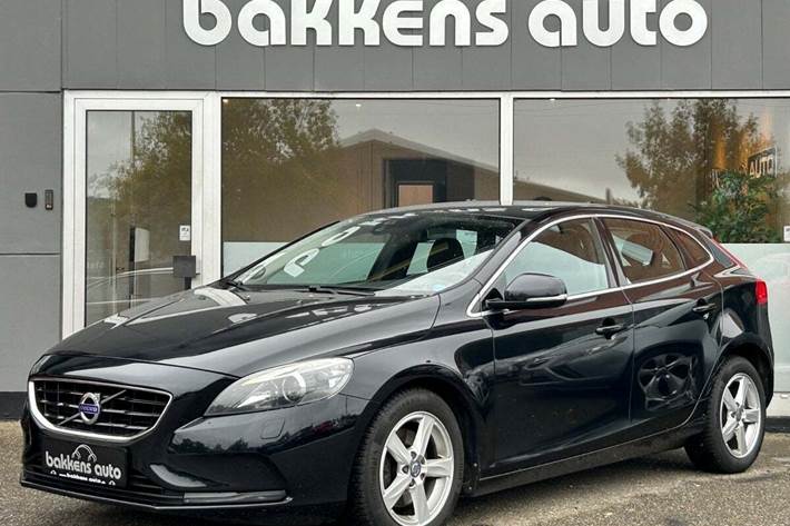 Sort Volvo V40 fra 2015 set udefra