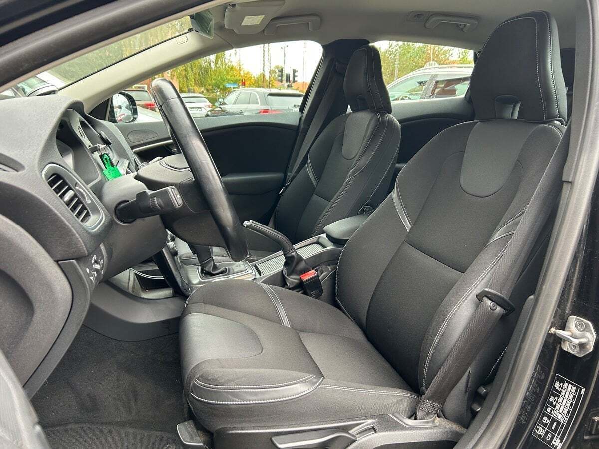 Sort Volvo V40 fra 2015