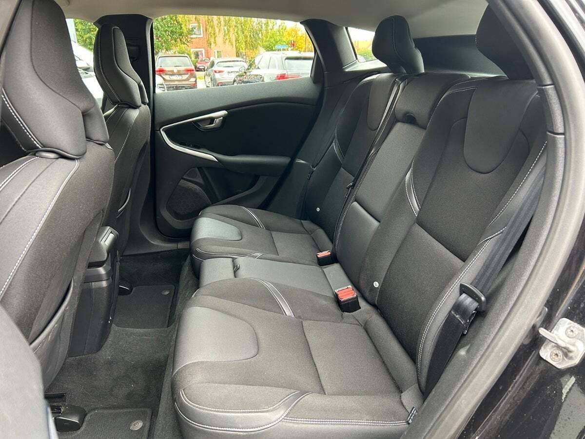 Sort Volvo V40 fra 2015