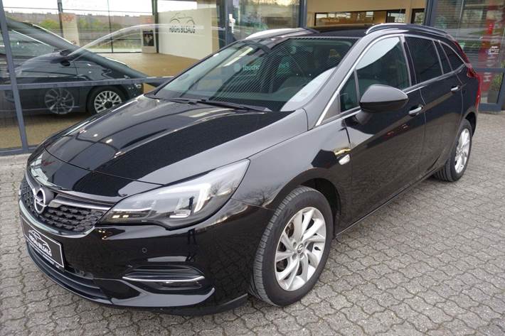 Sort Opel Astra fra 2020 set udefra
