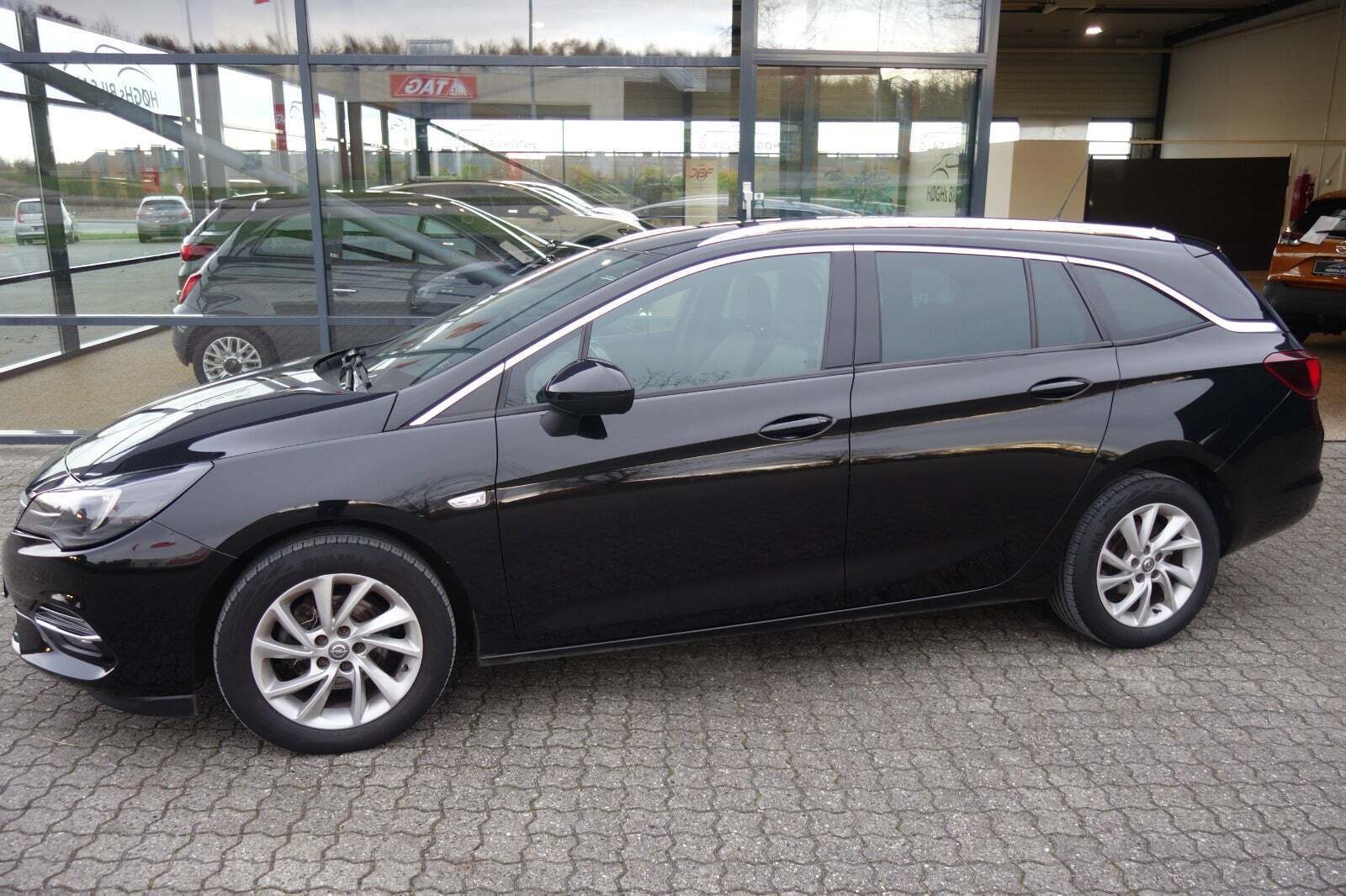 Sort Opel Astra fra 2020