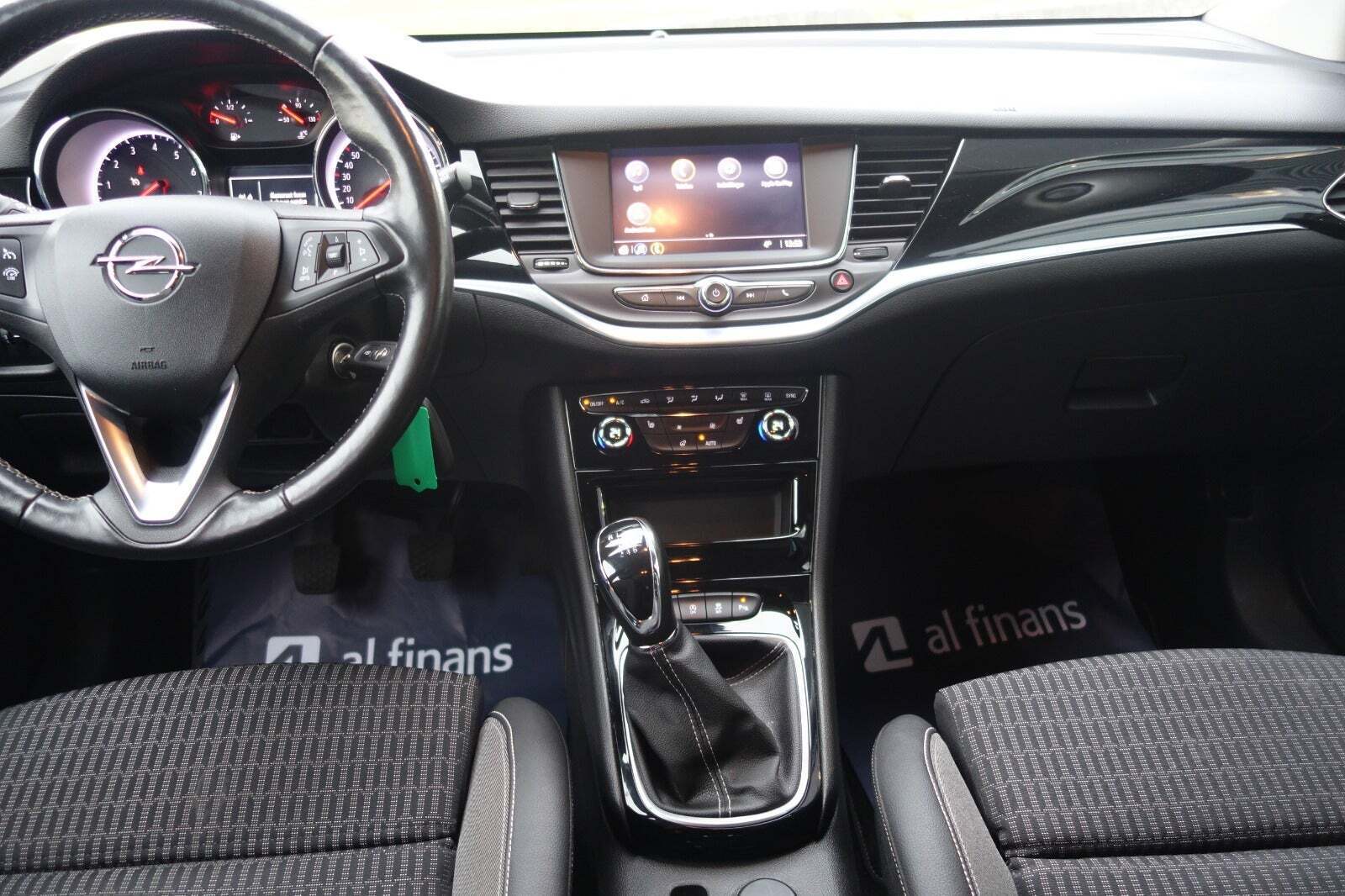 Sort Opel Astra fra 2020