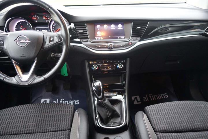 Sort Opel Astra fra 2020