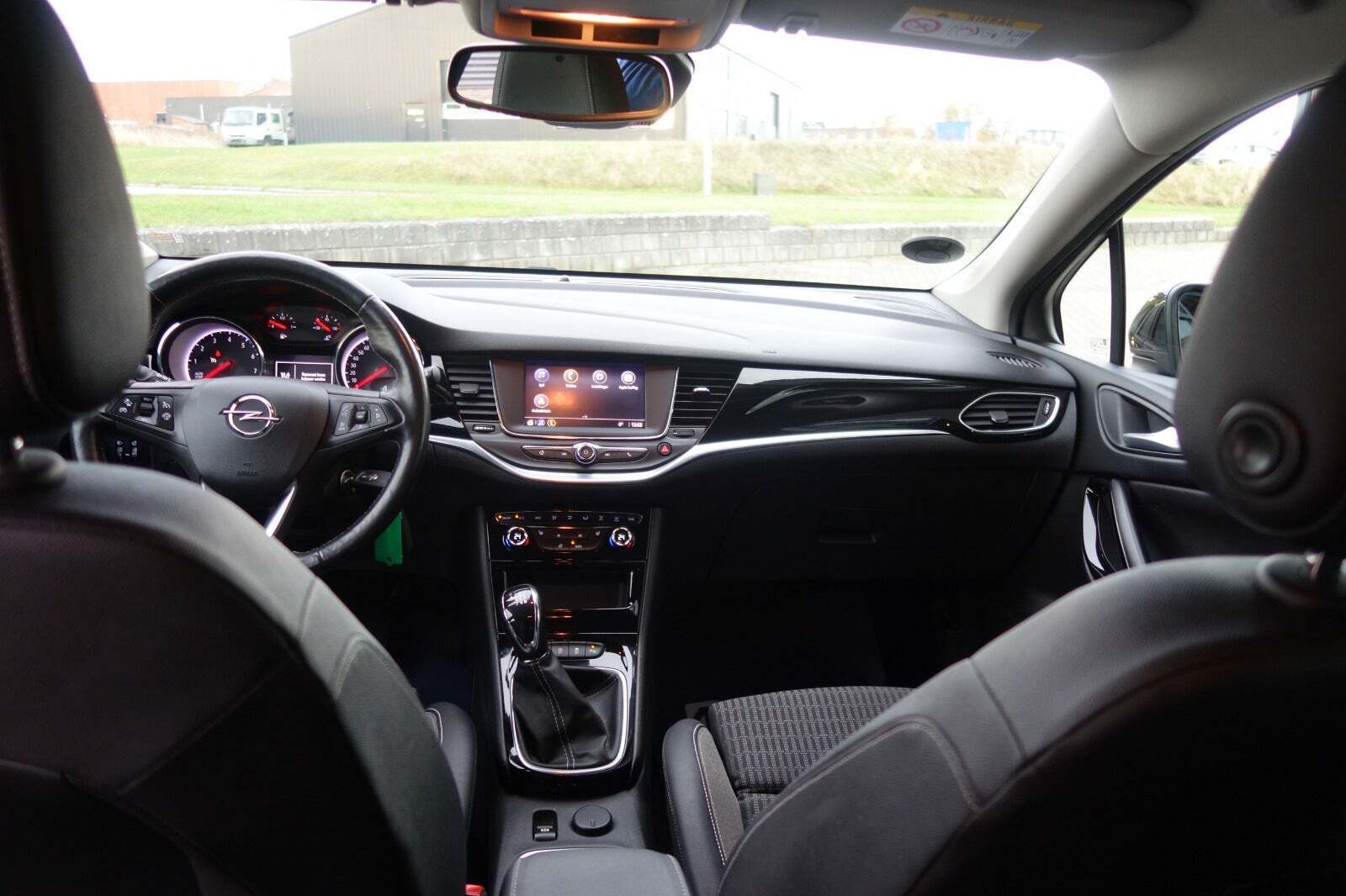 Sort Opel Astra fra 2020