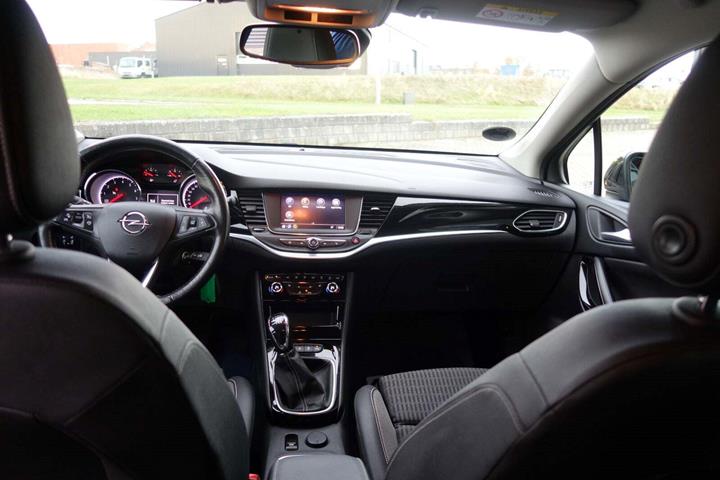 Sort Opel Astra fra 2020