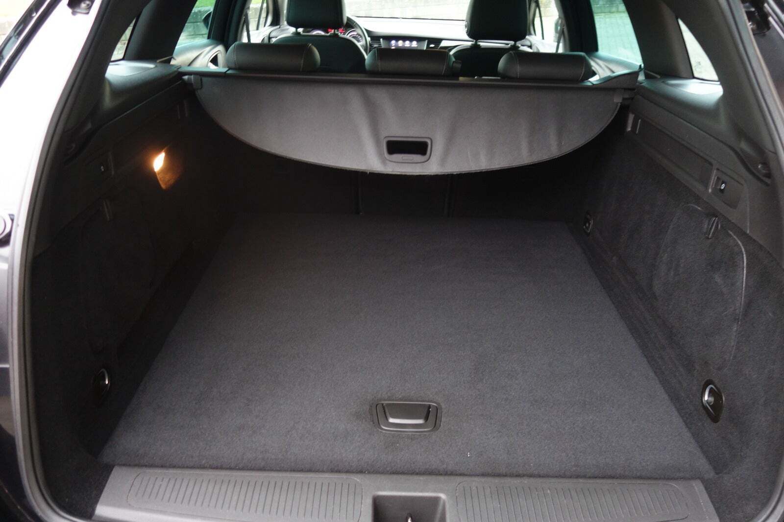 Sort Opel Astra fra 2020