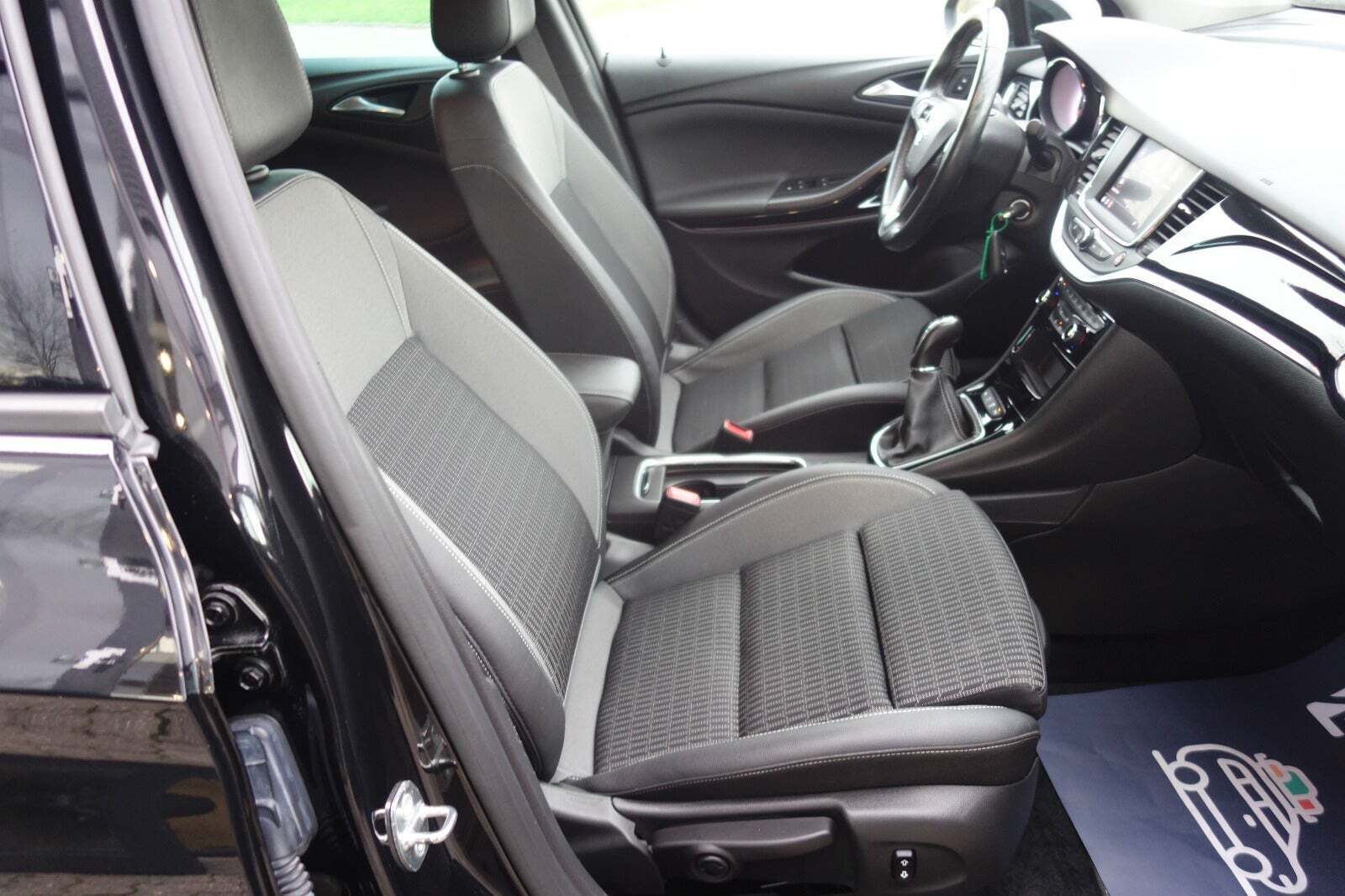 Sort Opel Astra fra 2020