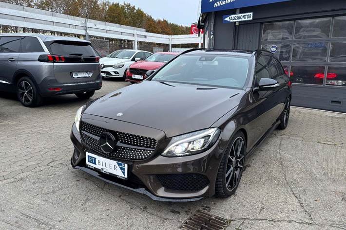 Hvid Mercedes C220 fra 2015 set udefra
