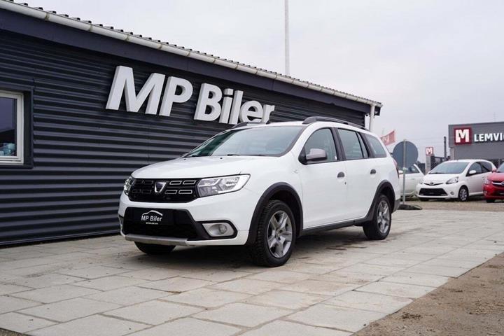 Hvid Dacia Logan fra 2019 set udefra