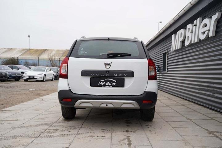 Hvid Dacia Logan fra 2019 set udefra