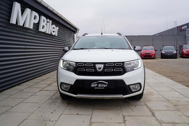 Hvid Dacia Logan fra 2019 set udefra