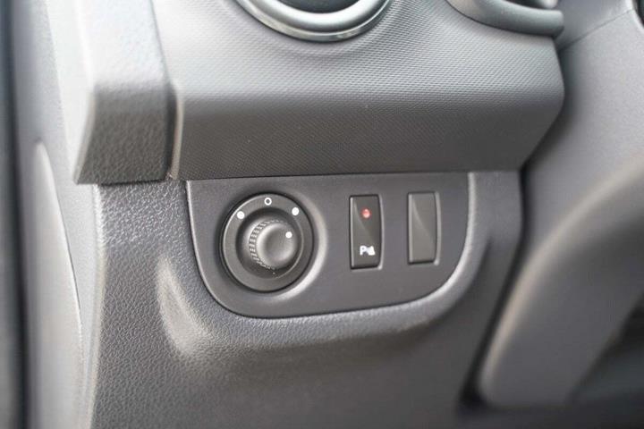 Hvid Dacia Logan fra 2019 set indefra