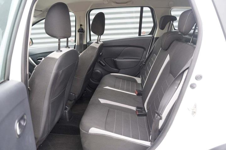 Hvid Dacia Logan fra 2019 set indefra