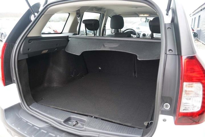 Hvid Dacia Logan fra 2019 set indefra