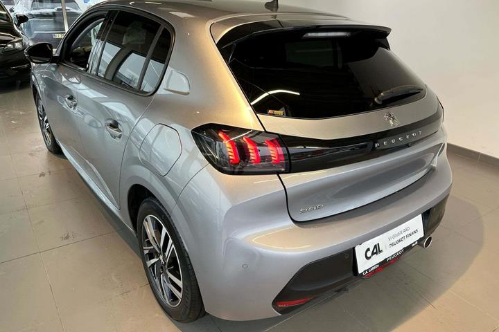 Sølv Peugeot 208 fra 2023
