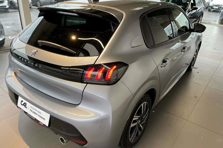Sølv Peugeot 208 fra 2023