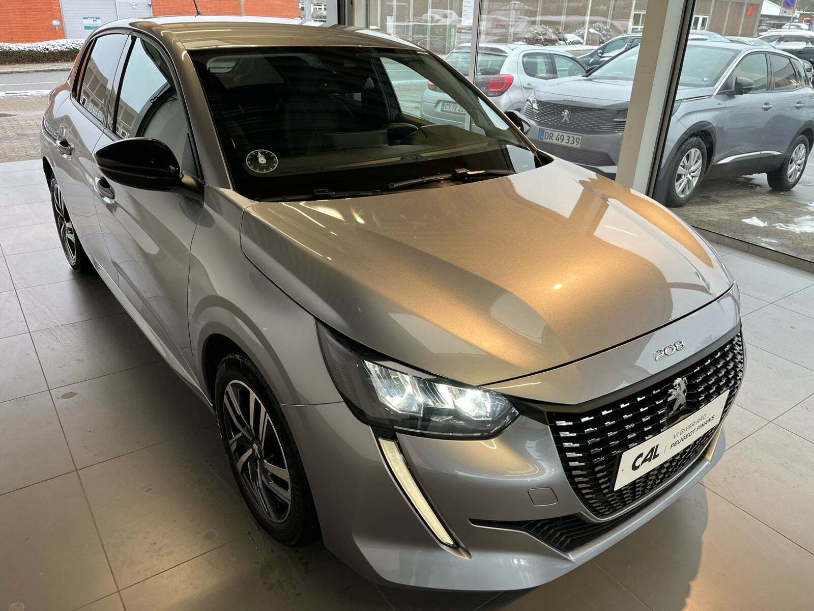Sølv Peugeot 208 fra 2023