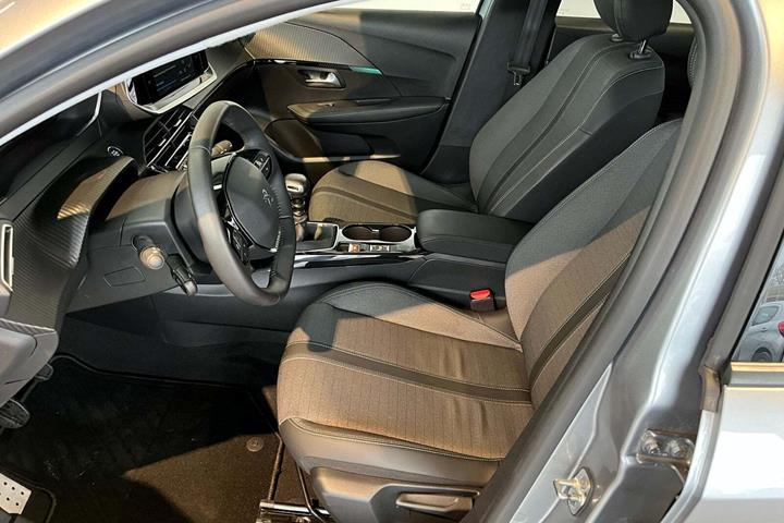 Sølv Peugeot 208 fra 2023