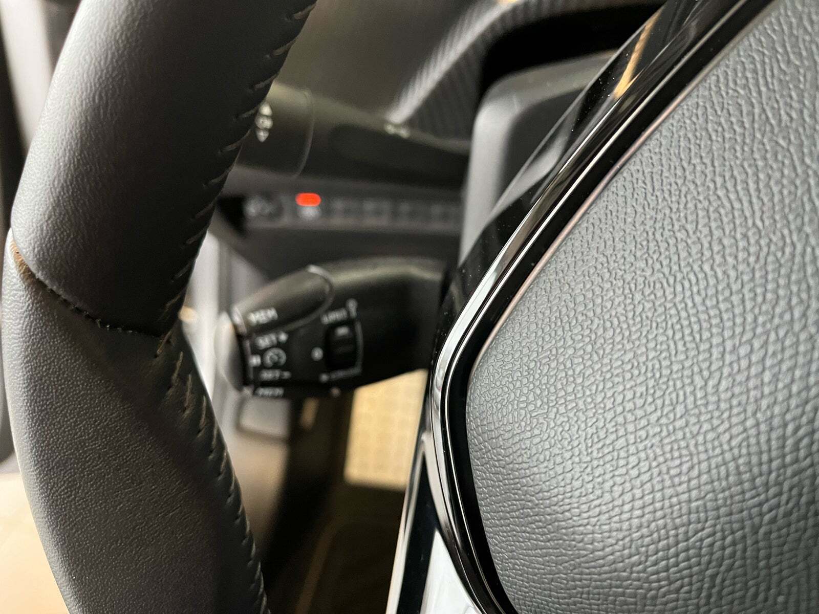 Sølv Peugeot 208 fra 2023
