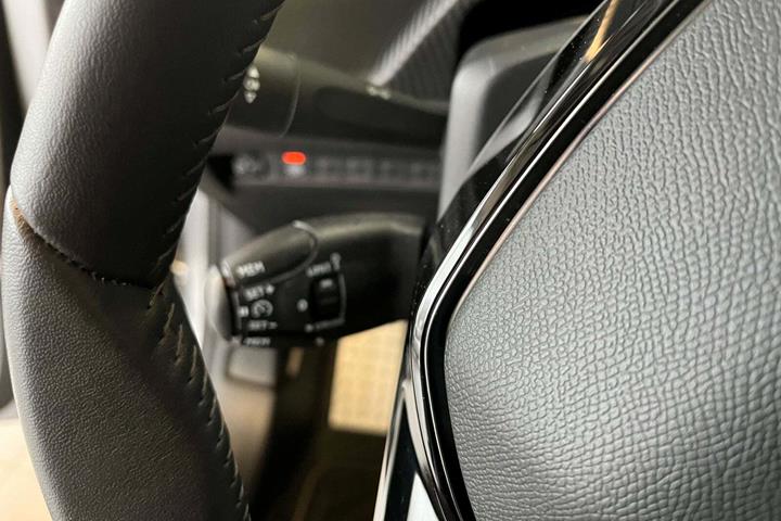 Sølv Peugeot 208 fra 2023
