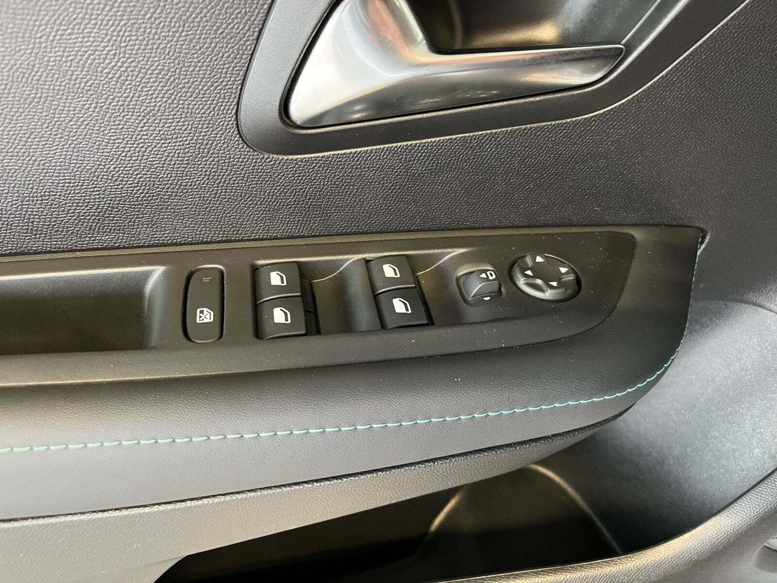 Sølv Peugeot 208 fra 2023