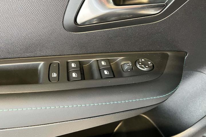 Sølv Peugeot 208 fra 2023