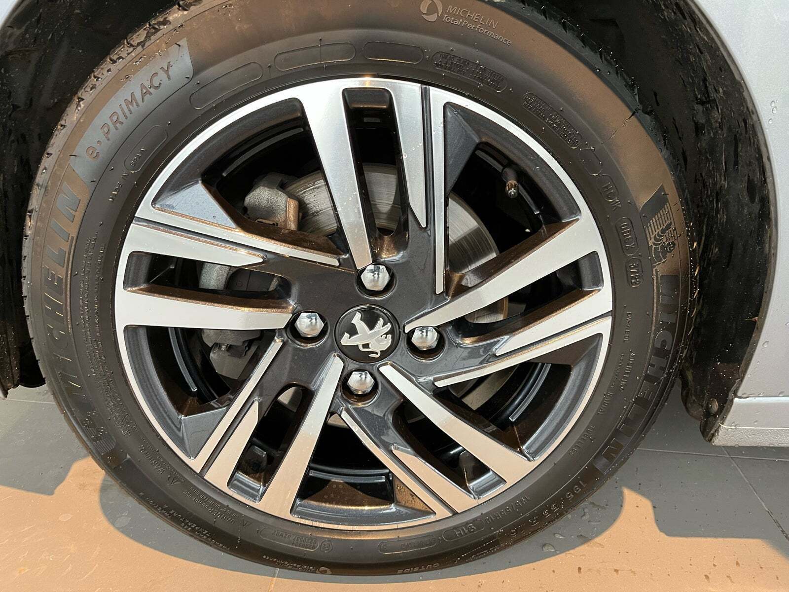 Sølv Peugeot 208 fra 2023