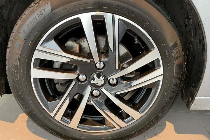 Sølv Peugeot 208 fra 2023