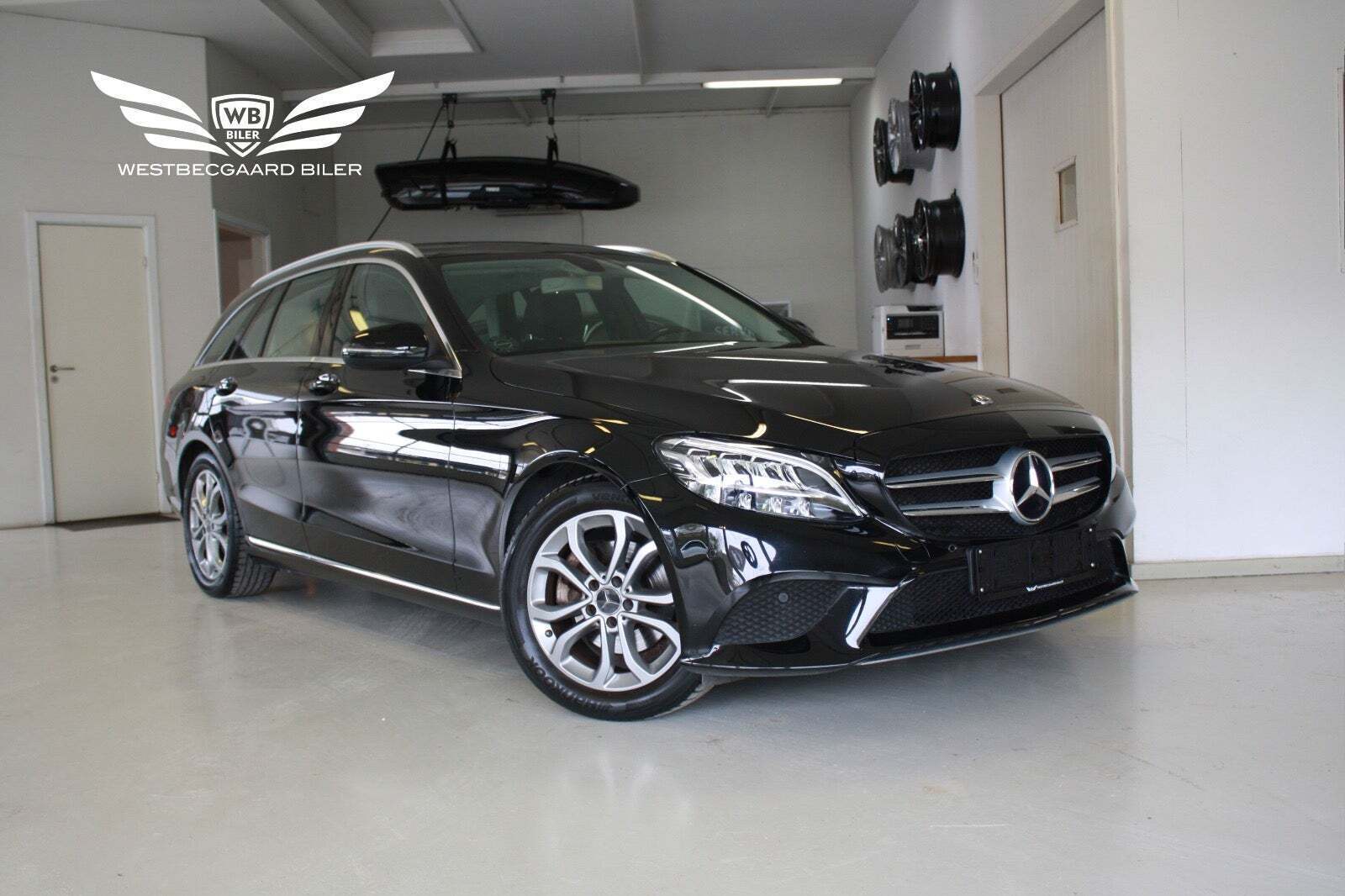 Sort Mercedes C200 fra 2018 set udefra