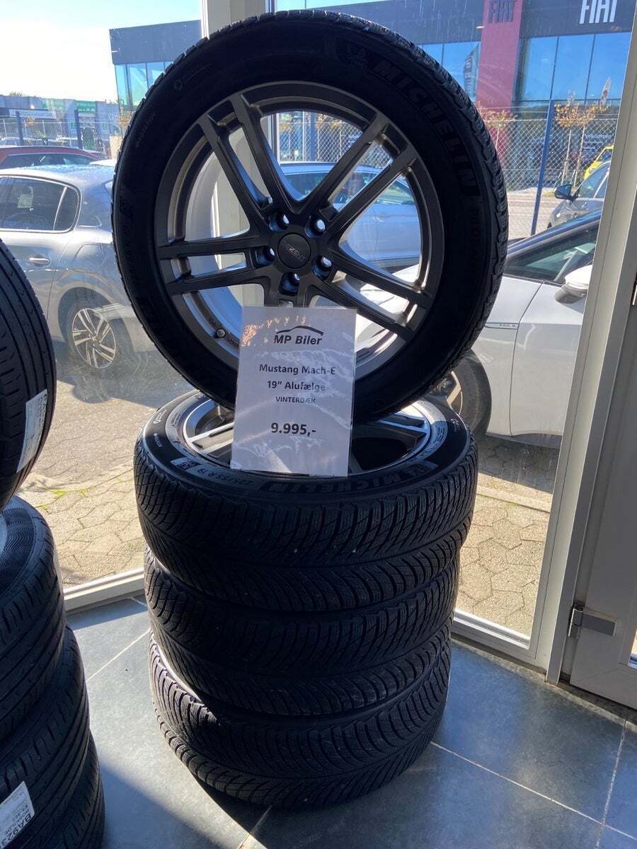 Rød Ford Mustang Mach-E fra 2024