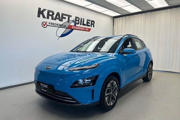 Blå Hyundai Kona fra 2023 set udefra